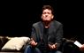 Charlie Sheen i en sofa