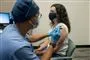 kvinde får vaccination med et stik i skulderen
