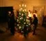 folk danser rundt om juletræet