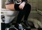 kvinde sidder på toilet