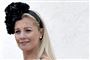 Caroline Fleming med stor sort sløjfe