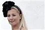 Caroline Fleming med stor sort sløjfe