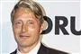 Nærbillede af Mads Mikkelsen han småsmiler