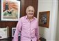 En smilende Rick Stein i rødternet skjorte