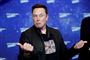 Elon Musk med tommelfingrene opad