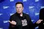 Elon Musk med tommelfingrene opad