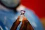 Læge holder ampul med vaccine