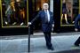 modeskaberen Pierre Cardin står foran butik