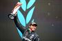 Lewis Hamilton rækker et trofæ op