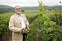 En smilende prins Henrik i sine vinmarker