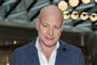 Billede af en smilende Thomas Blachman i habit