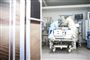 Et kig ind på en intensivafdeling hvor en læge og en sygeplejerske arbejder med en patient