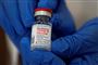 Vaccinen fra moderna i et lille plastikglas 
