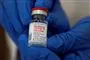 Vaccinen fra moderna i et lille plastikglas 