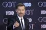 Skuespiller Nikolaj Coster-Waldau smiler og peger direkte ind i kameraet.