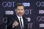 Skuespiller Nikolaj Coster-Waldau smiler og peger direkte ind i kameraet.