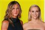 Nærbillede af Jennifer Aniston med løst krøllet hår og Reese Witherspoon med tilbagestrøget løst hår.