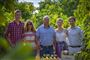 5 personer i en avocado-farm.