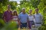 5 personer i en avocado-farm.