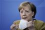 angela merkel sidder med mundbind i hænderne