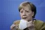 angela merkel sidder med mundbind i hænderne