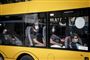 folk med mundbind sidder i bus 