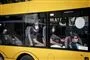 folk med mundbind sidder i bus 