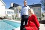 Peter Norvig og konen foran kæmpe villa med swimmingpool