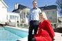 Peter Norvig og konen foran kæmpe villa med swimmingpool