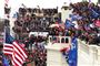 demonstranter med amerikanske flag samlet foran konrgressen i Washington