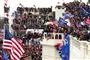demonstranter med amerikanske flag samlet foran konrgressen i Washington