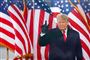 donald trump gestikulerer fra talerstol 