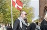 Morten Kirk Johansen deltager i begravelse med dannebrog i baggrunden