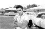 En ung Elvis Presley poserer