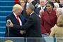 Donald Trump trykker hånd med Barack Obama