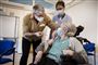 plejehjemsbeboer får en vaccine 