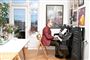 Mathias Hammer sidder og spiller piano