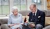dronning Elizabeth og prins Philip sidder i en sofa