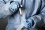 Sundhedspersonale viser en covid-19-test