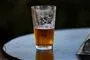 Et halvfyldt glas øl på et bord