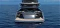 En yacht bagfra