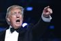 Trump råber ud med hånden i vejret