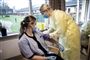 Kvinde får vaccine i armen