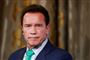 Nærbillede af en sammenbidt Arnold Schwarzenegger. 