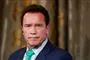 Nærbillede af en sammenbidt Arnold Schwarzenegger. 