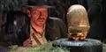Indiana Jones stirrer på en gylden figur