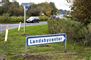 et byskilt med ordlyden landsbycenter