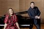 Katrine Muff sidder og Johannes Langkilde står ved piano akkesæt 