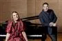 Katrine Muff sidder og Johannes Langkilde står ved piano akkesæt 