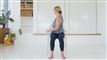 person laver yoga siddende på en stol